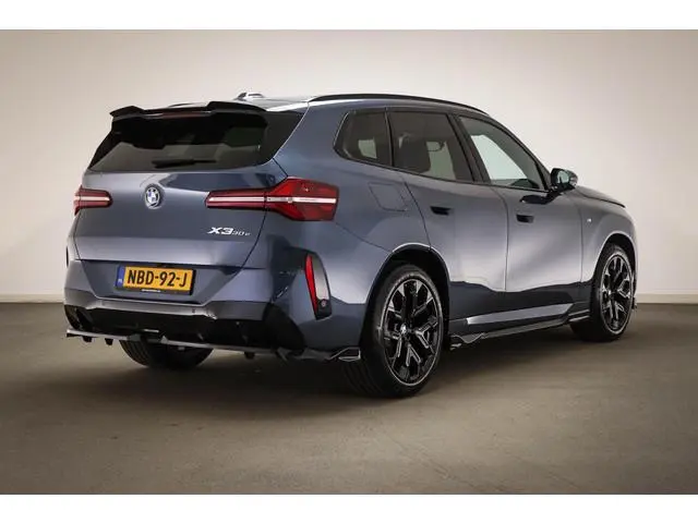 BMW X3 30e xDrive | PANORAMADAK | HEAD UP | STOELVENTILATIE | STUURVERWARMING | 360 CAMERA | TREKHAA...
