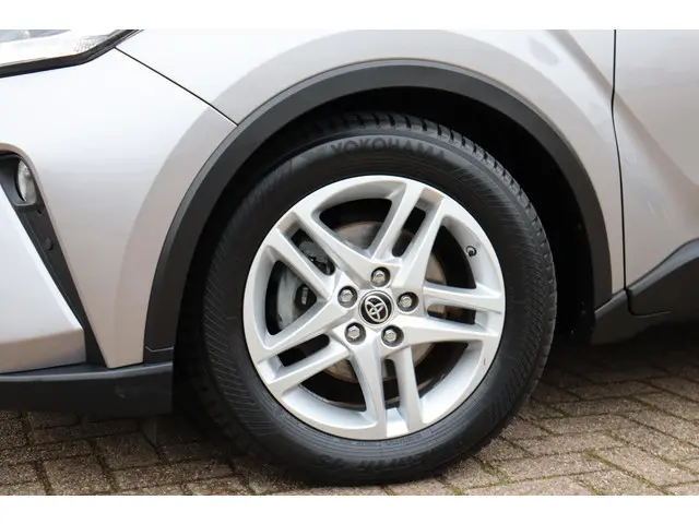 Toyota C-HR 1.8 Hybrid Dynamic, Parkeersensoren, Navi, Apple CarPlay / Android Auto.