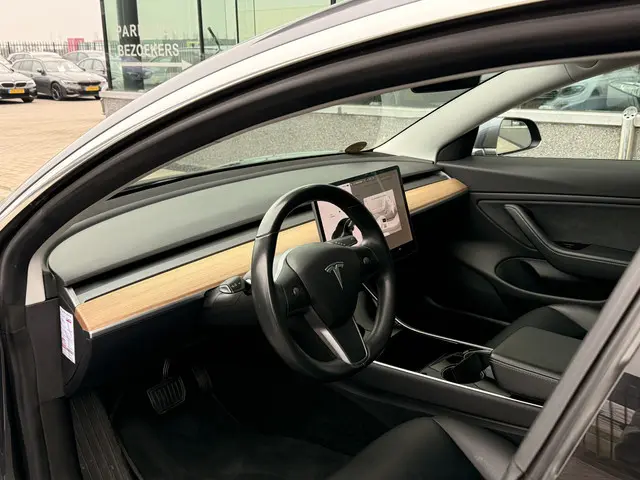 Tesla Model 3 Long Range AWD 75 kWh | SOH 85% | Stoelverwarming V+A | Pano | Nomad telefoonlader