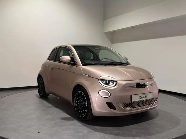 Fiat 500 La Prima 42 kWh | pano dak | Led voor \ achter licht | JBL! audio | Stoelverwarming |