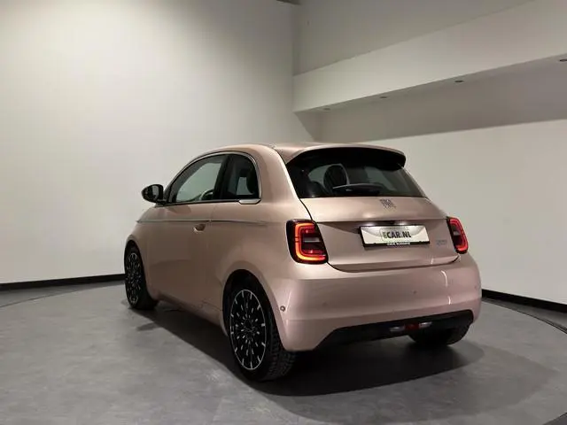 Fiat 500 La Prima 42 kWh | pano dak | Led voor \ achter licht | JBL! audio | Stoelverwarming |