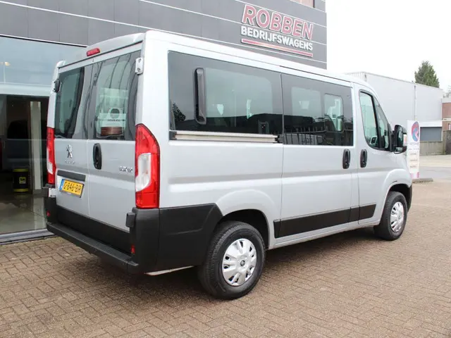 Peugeot Boxer 330 2.2 BlueHDI Personenbus 9 Pers. Airco/Cruise/PDC L1H1