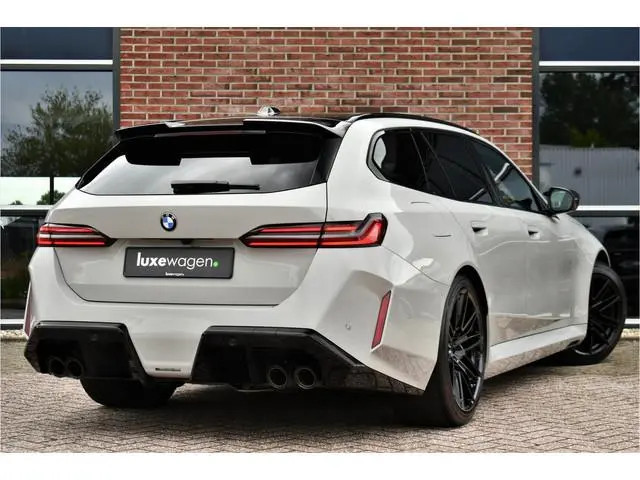 BMW M5 Touring | Chalk Individual | Ultimate Pack | Keramisch | Pano | Trekh | B&W | DA+