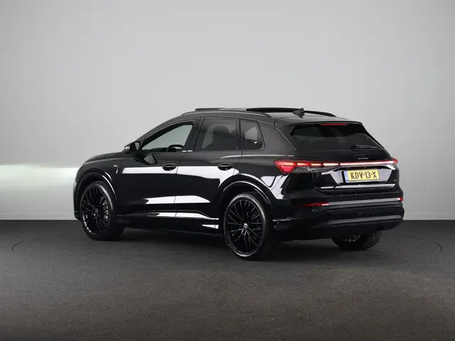 Audi Q4 e-tron 45 quattro S Edition Competition 82 kWh Panoramadak | 360 Camera | Adaptieve cruise c...