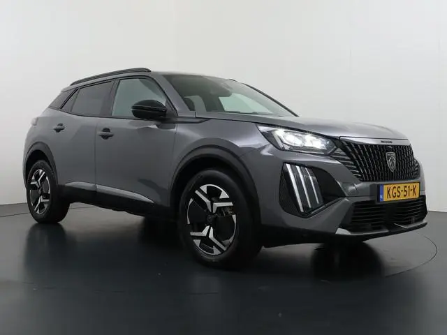 Peugeot 2008 1.2 Hybrid 136 Allure VAN: 26.900,- VOOR: 24.440,- UW WKVOORDEEL: 2.460,- | ADAPTIVE CR...