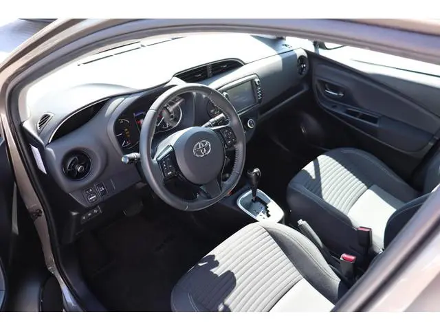 Toyota Yaris 1.5 Hybrid Dynamic Limited Keyless start, Camera, LM velgen, Cruise control.