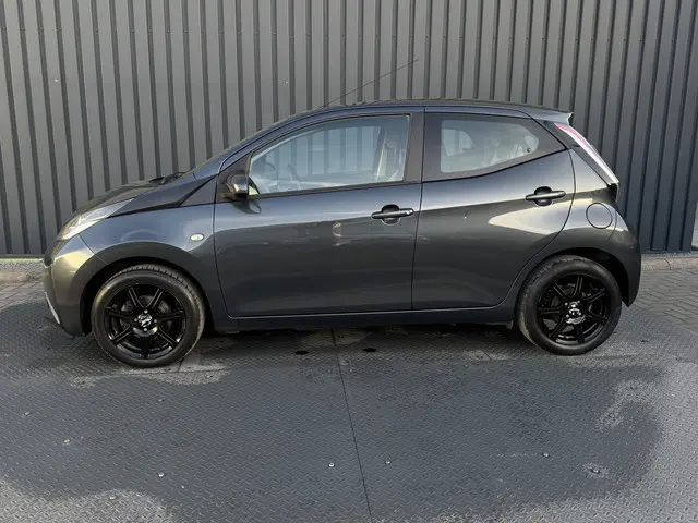 Toyota Aygo 1.0 VVT-i x-play | Camera | Lm-velgen | Prijs Rijklaar!!
