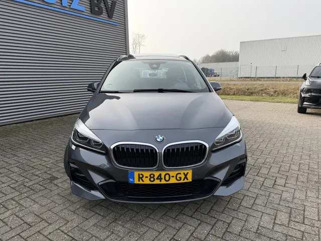 BMW 2-serie Gran Tourer 218i High Executive M Sport Leder Panoramadak Achteruitrijcamera Trekhaak 18...