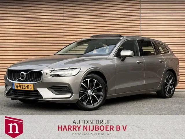 Volvo V60 2.0 B3 Core NL-Auto Panodak / Trekhaak / Camera / Harmen/Kardon / All Season