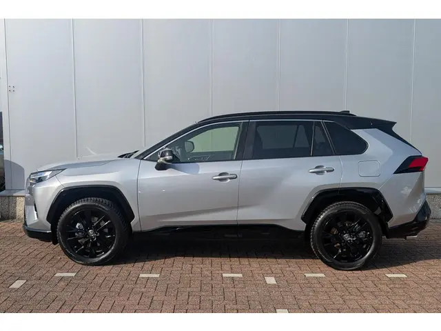 Toyota RAV4 AWD Bi-tone Stoel & Stuurwielverwarming, Parkeersensoren rondom, Elektrisch verstelbare...
