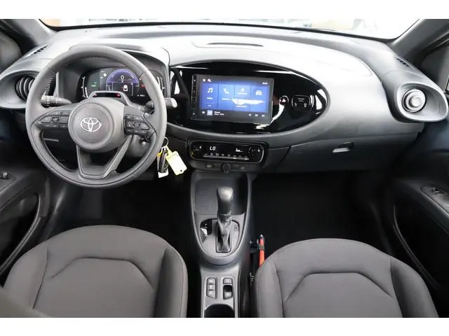 Toyota Aygo X Hybrid 115 play Go Pack, LM velgen €1.500 inruil voordeel!