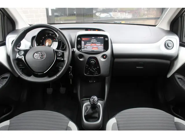 Toyota Aygo 1.0 VVT-i x-joy / Carplay / Camera / 15"LMV