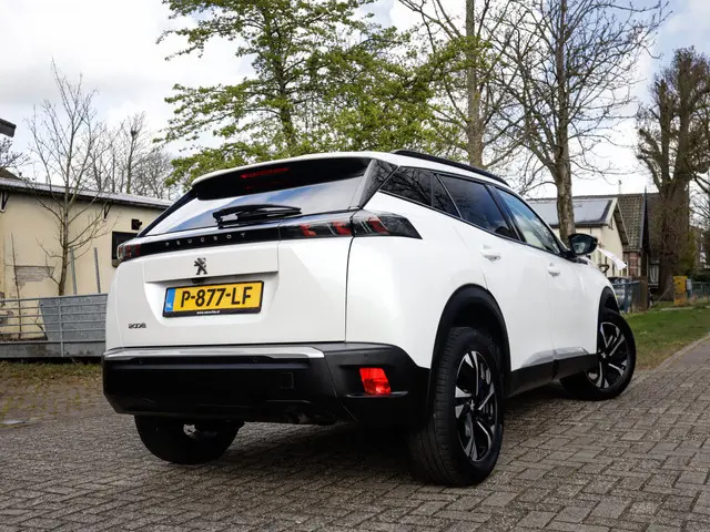 Peugeot 2008 1.2 PureTech Allure Pack 1e-Eig. & Dealer-Onderh. BOVAG-Garantie. NL-Auto.
