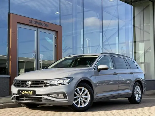Volkswagen Passat Variant 1.5 TSI Business | Electrische Trekhaak | ACC | Massage | DAB | Achteruitr...