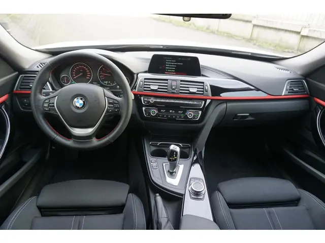 BMW 3-serie Gran Turismo 320i Sport Line GT/BINNENKORT VERWACHT/
