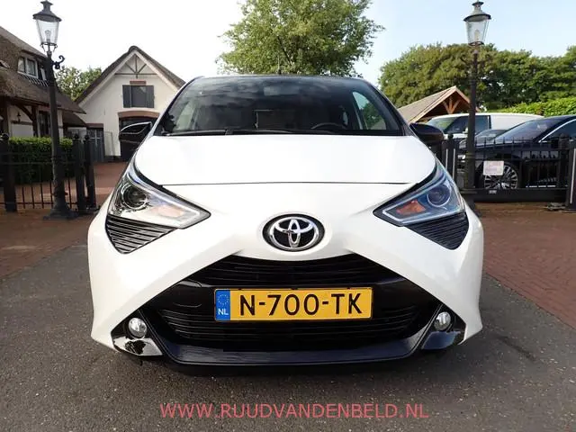 Toyota Aygo 1.0 VVT-i X-CITE TWO-TONE / CRUISE / CARPLAY / CAMERA / AIRCO /