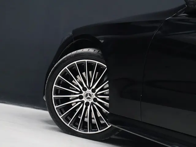 Mercedes-Benz C-klasse 200 Launch Edition AMG Line [SCHUIFKANTELDAK, BURMESTER, HEAD-UP, SFEERVERLIC...