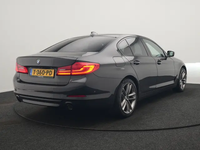 BMW 5-serie 530e iPerformance Sportline PHEV 252pk | Adaptive Cruise | Camera | Sportstoelen Verwarm...