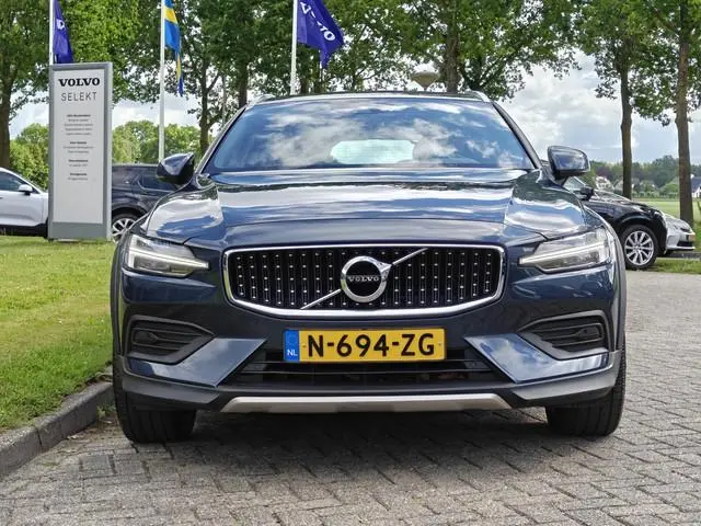 Volvo V60 Cross Country B5 251PK AWD  Pro | Trekhaak | Adapt. Cruise | Stoelventilatie | Panodak