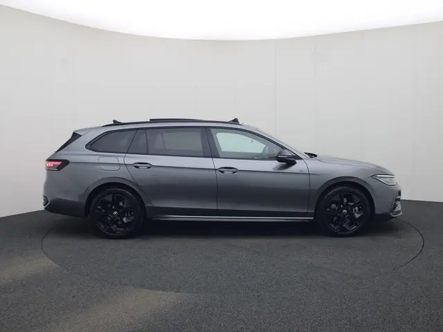 Volkswagen Passat Variant 1.5eHybrid 200kW/272PK R-Line DSG · Panoramadak · Trekhaak · Leder · Garan...