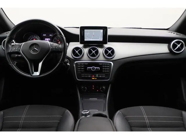Mercedes-Benz GLA-klasse 180 Ambition Automaat Bi-Xenon, Navigatie, Cruise, PDC, Afn. Trekhaak, 18"