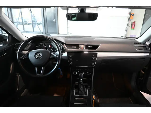 ŠKODA Superb Combi 1.4 TSI ACT Ambition Business Automaat Navigatie Stoelverwarming LED Inruil Mogelijk!