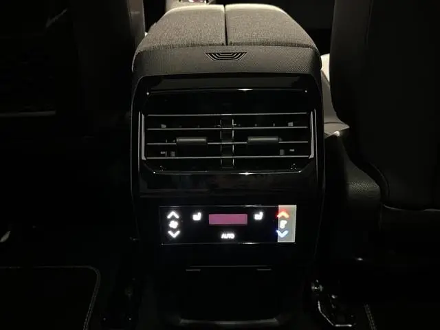 Peugeot e-5008