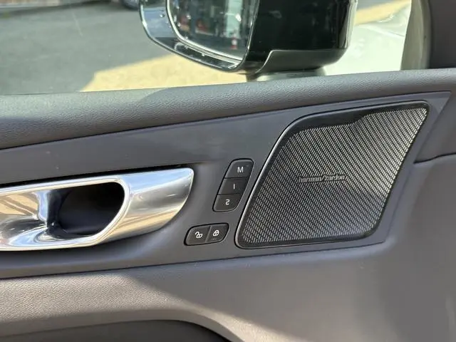 Volvo XC60 2.0 T6 Plug-in hybrid AWD Plus Dark HEAD-UP DISPLAY | 2026!| HARMAN KARDON| PANO| MEMORY...