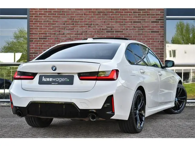 BMW 3-serie 330e xDrive M-Sport Pro Pano M-zetels ACC HUD 19inch El-klep