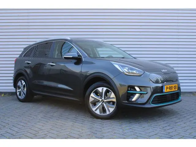 Kia e-Niro DynamicPlusLine 64kWh | Warmtepomp | 3-Fase | SoH 100% | Schuifdak | Stuur-/stoelverwarmi...