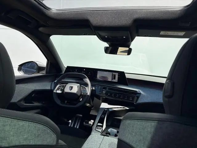 Peugeot e-5008