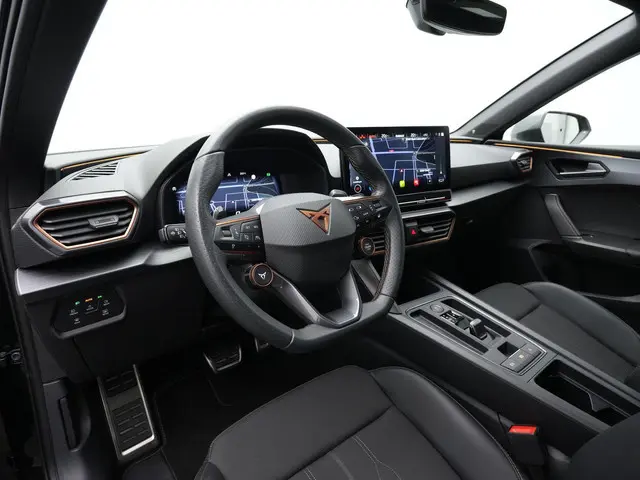 CUPRA Leon Sportstourer 1.4 e-Hybrid 245 pk VZ | Trekhaak | Kuipstoelen | Matrix LED | Beats | Stuur...