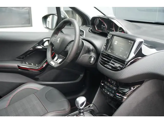 Peugeot 2008 1.2 PureTech GT-Line + TREKHAAK / PANORAMA / STOELVERWARMING / SENSOREN