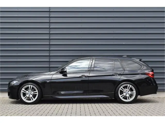 BMW 3 Serie Touring 320i M Sport Shadow | Virtual Cockpit | Achteruitrijcamera | Groot Navi | HiFi |