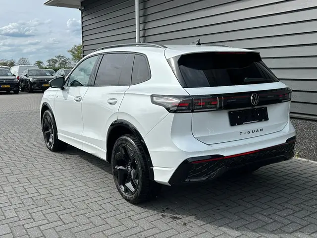 Volkswagen Tiguan 1.5 eHybrid 204pk R-Line Edition Oryxwhite Black Style Trekhaak Leder Memory Stoel...