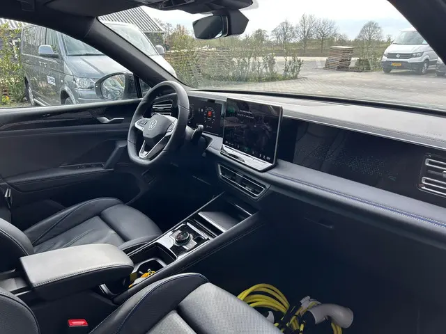 Volkswagen Tiguan 1.5 eHybrid 204pk R-Line Edition Oryxwhite Black Style Trekhaak Leder Memory Stoel...