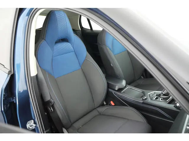 Lynk & Co 01 1.5 261pk Trekhaak Navigatie Camera Stoelverwarming Panoramadak