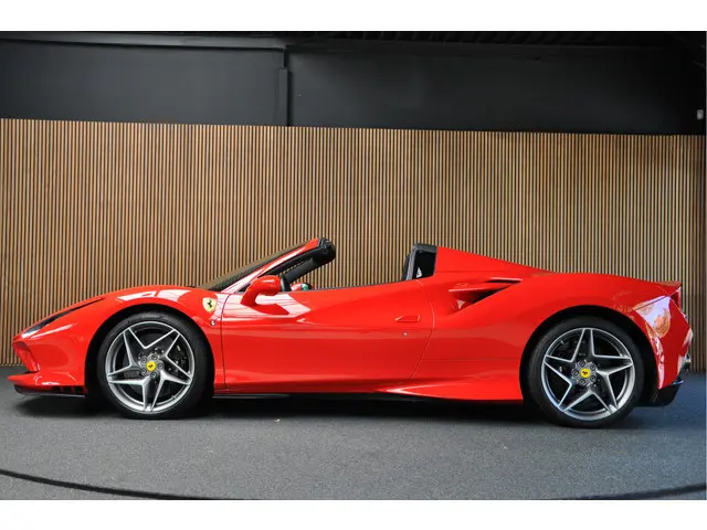 Ferrari F8 Spider 3.9 V8 HELE Daytona Seats Passengerdisplay CarPlay Rosso Corsa