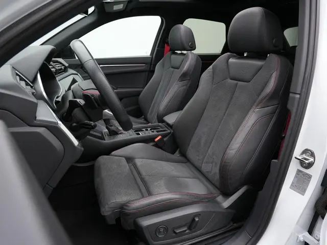 Audi Q3 45 TFSI e 245 pk S-Line | Panoramadak | Trekhaak | Sonos | Leder/alcantara | Elektrische sto...