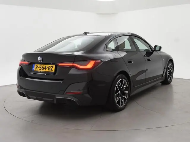 BMW i4 eDrive40 84 kWh M-SPORT + ADAPTIVE CRUISE | SFEERVERLICHTING | LEDER SPORTINTERIEUR