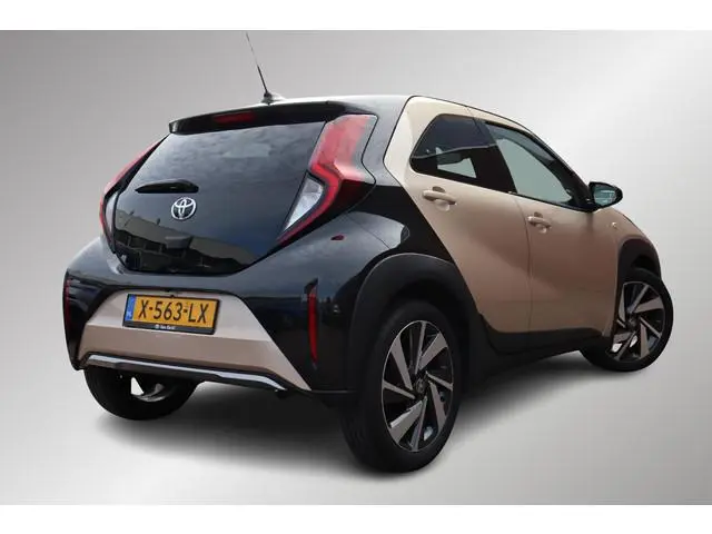 Toyota Aygo X 1.0 VVT-i Envy, JBL Audio, Bitone Lak, 18 Inch velgen