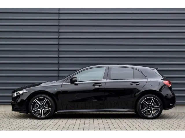 Mercedes-Benz A-klasse 250 e AMG Line | Sfeerverlichting | Stoelverwarming | 18'' Wielen | CarPlay |...