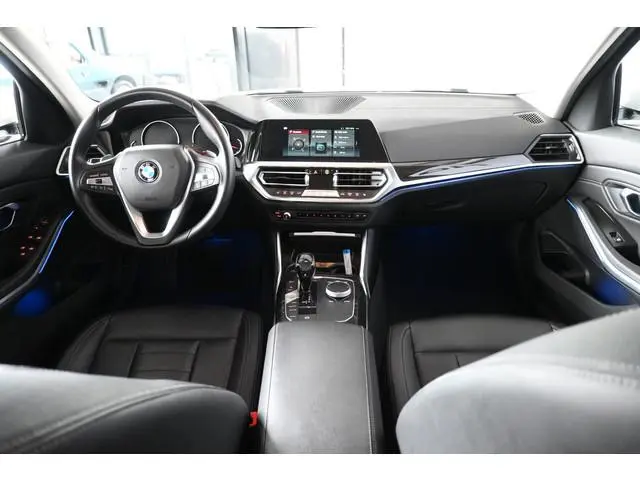 BMW 3-serie 320i High Executive Automaat Navigatie LED Carplay Stoelverwarming Dealer Onderhouden! I...