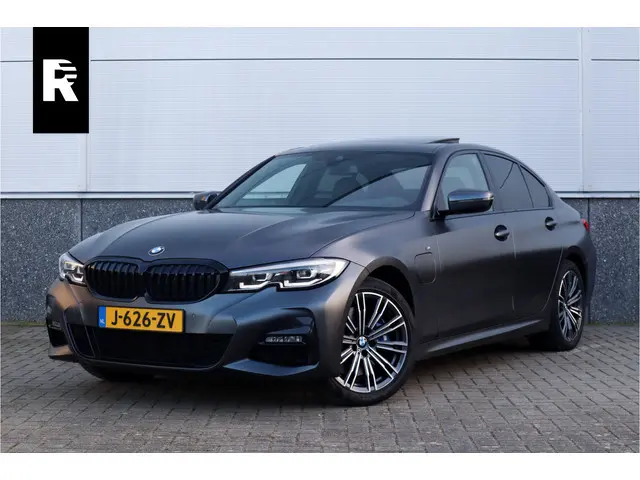 BMW 3 serie 330e High Ex M-Sport Frozen / Glazen dak / Adaptief onderstel / Electrische stoelen /