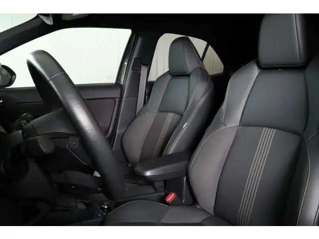 Toyota Yaris Cross 1.5 Hybrid Adventure AWD, Treeplanken