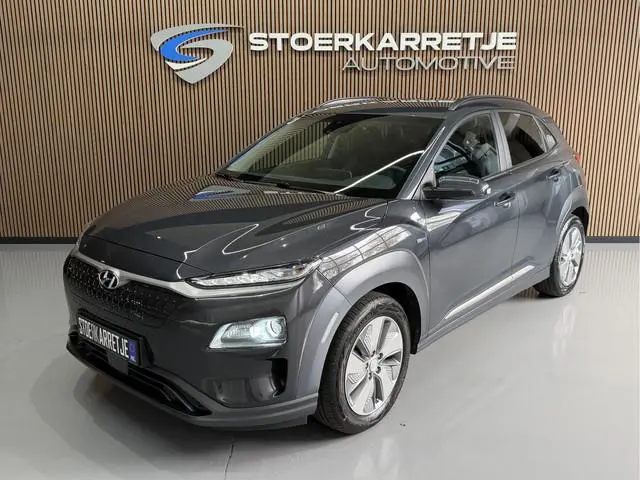 Hyundai Kona EV 64 kWh SOH 100% NavI | Warmtepomp | Stoel & Stuur verwarming | 17" | ACC | 100 % elk...