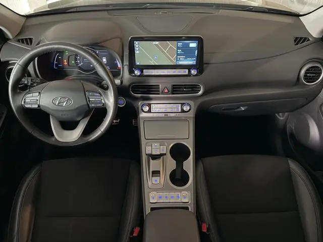 Hyundai Kona EV 64 kWh SOH 100% NavI | Warmtepomp | Stoel & Stuur verwarming | 17" | ACC | 100 % elk...