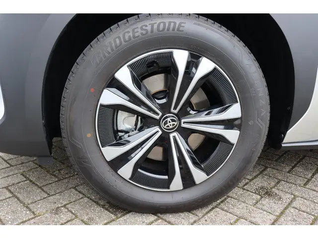 Toyota bZ4X Dynamic 71 kWh  , 3-fase, € 15.136 demovoordeel!