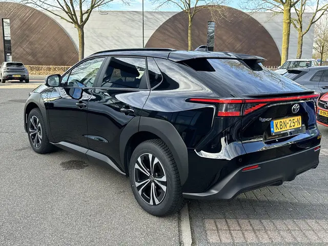 Toyota bZ4X Dynamic 71 kWh | LEKKER COMPLEET EN RIJKLAAR GEPRIJSD incl. 10 jr. TOYOTA GARANTIE