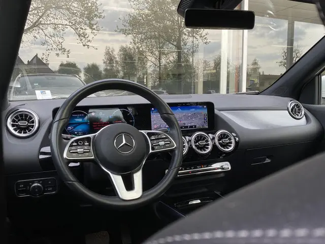 Mercedes-Benz EQA 300 4MATIC AMG Line 67 kWh | Panoramadak | Stoelverwarming | 1800kg Trekgewicht |...